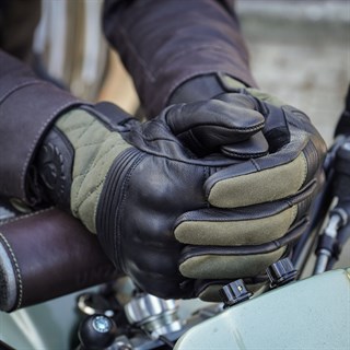 Belstaff Hampstead gloves in black / greenAlternative Image3
