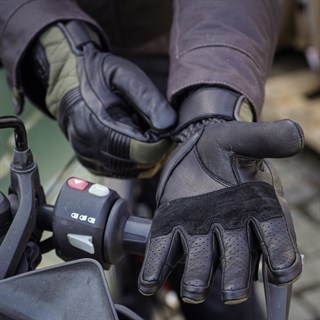 Belstaff Hampstead gloves in black / greenAlternative Image5