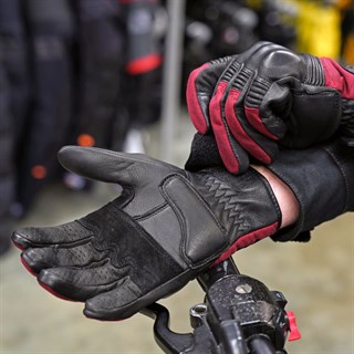 Belstaff Hampstead gloves in black / redAlternative Image5
