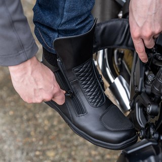 Daytona Arrow Sport GTX boots in blackAlternative Image3