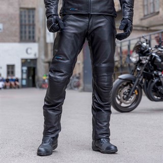 Halvarssons Rinn leather pants in blackAlternative Image3