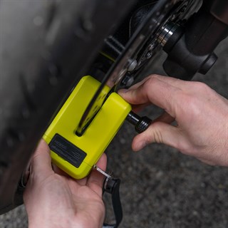 Hiplok MD1000 disc lock in neon yellowAlternative Image5