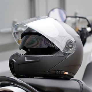 Schuberth E1 helmet in matt blackAlternative Image3
