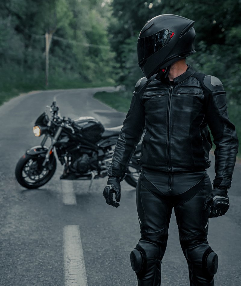 https://www.motolegends.com/Images/contentarchive/Guy%20wearing%20two%20piece%20leather%20suit.jpg