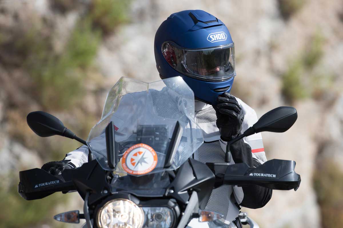 Neotec-2-helmet-lifestyle-2